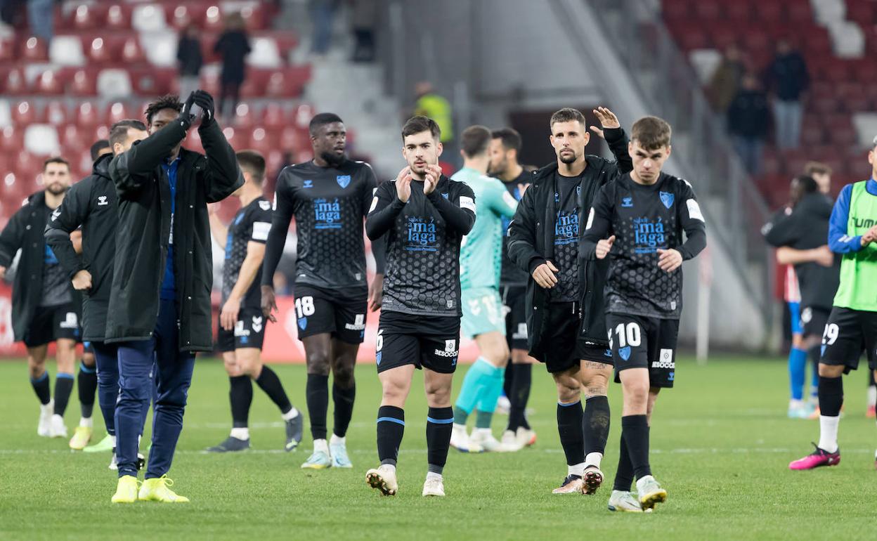 Los jugadores malaguistas se retiran del césped del Enrique Castro 'Quini' agradeciendo el apoyo de los aficionados malaguistas desplazados a Gijón. 