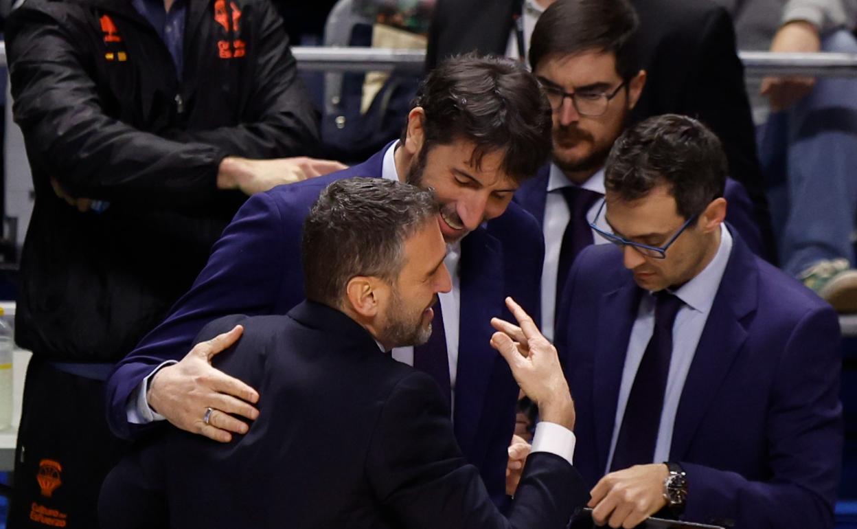 Álex Mumbrú felicita a Ibon Navarro tras la victoria del Unicaja. 