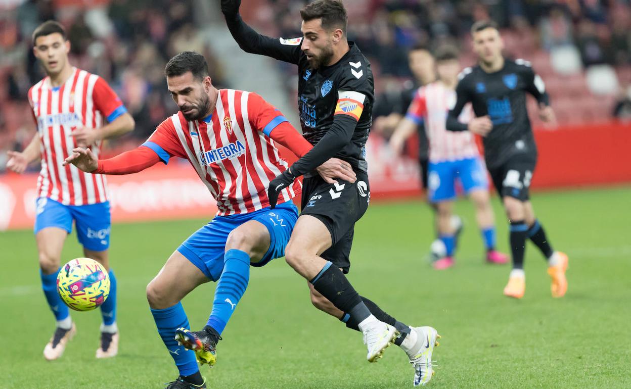 Luis Muñoz, en una disputa por el balón con Zarfino. 