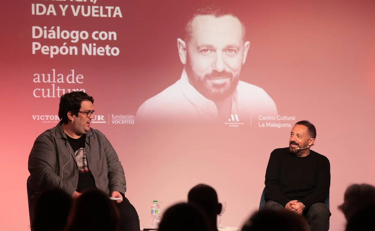 El periodista Alberto Gómez y el actor Pepón Nieto, durante la charla en el Centro Cultural La Malagueta, que se llenó para la ocasión. 