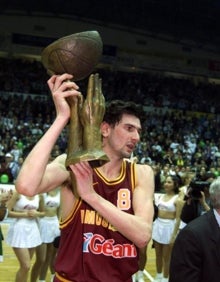 Imagen secundaria 2 - Imágenes de Ciudad Jardín durante el encuentro de vuelta de la Final de la Copa Korac, en el que el Limoges se hizo con el título. 