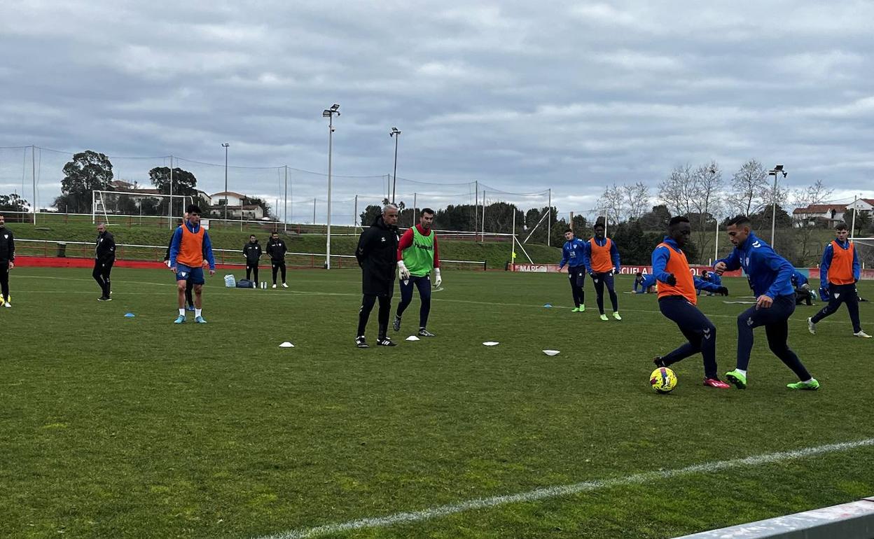 Los jugadores del Málaga, durante el entrenamiento de este lunes en las instalaciones de Mareo. 