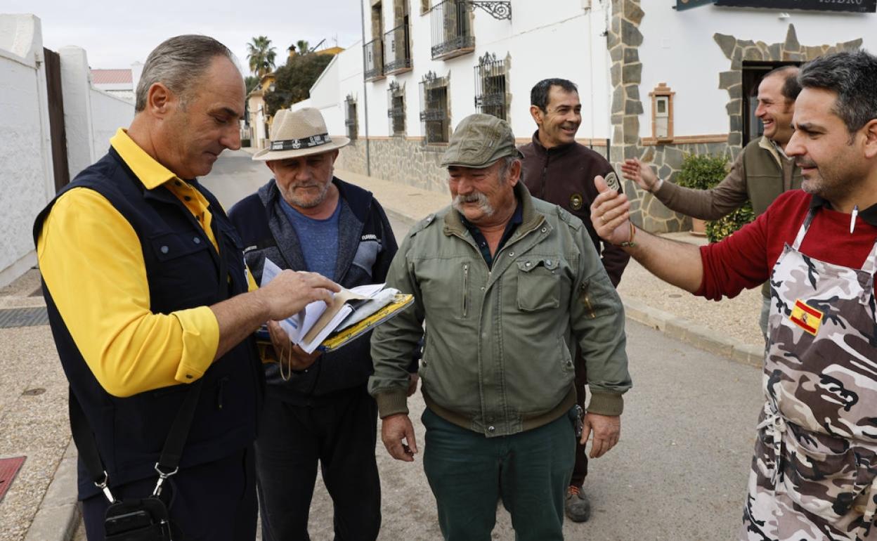 Varios vecinos de Los Llanos de Antequera salen de la venta San Isidro al encuentro de su cartero Juan Antonio Bareas.