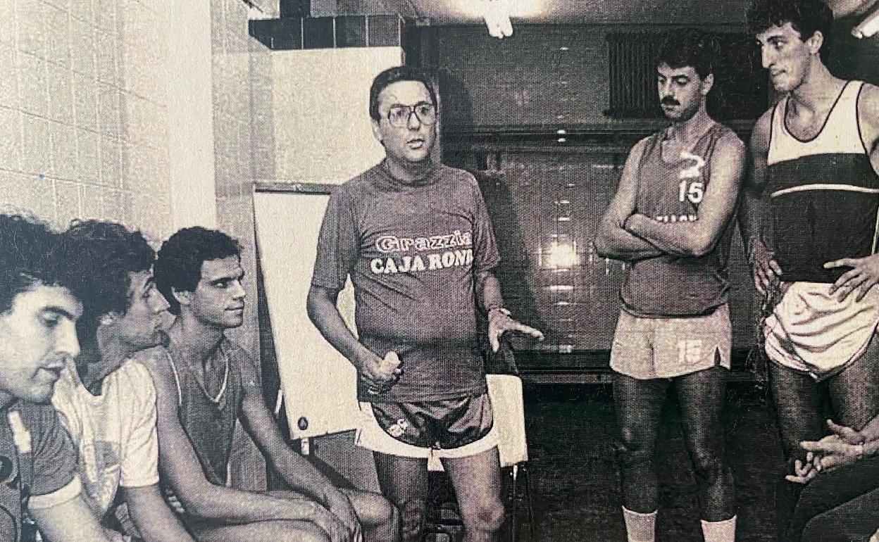 Alfonso Queipo de Llano, en el centro de la imagen, da una charla a los jugadores del Caja de Ronda durante su etapa como entrenador.