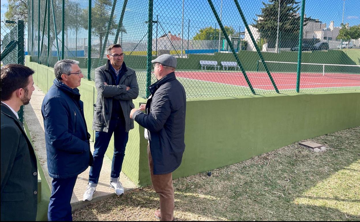 El alcalde y los ediles de Urbanismo y Deportes, este lunes en la visita a una de las pistas deportivas. 
