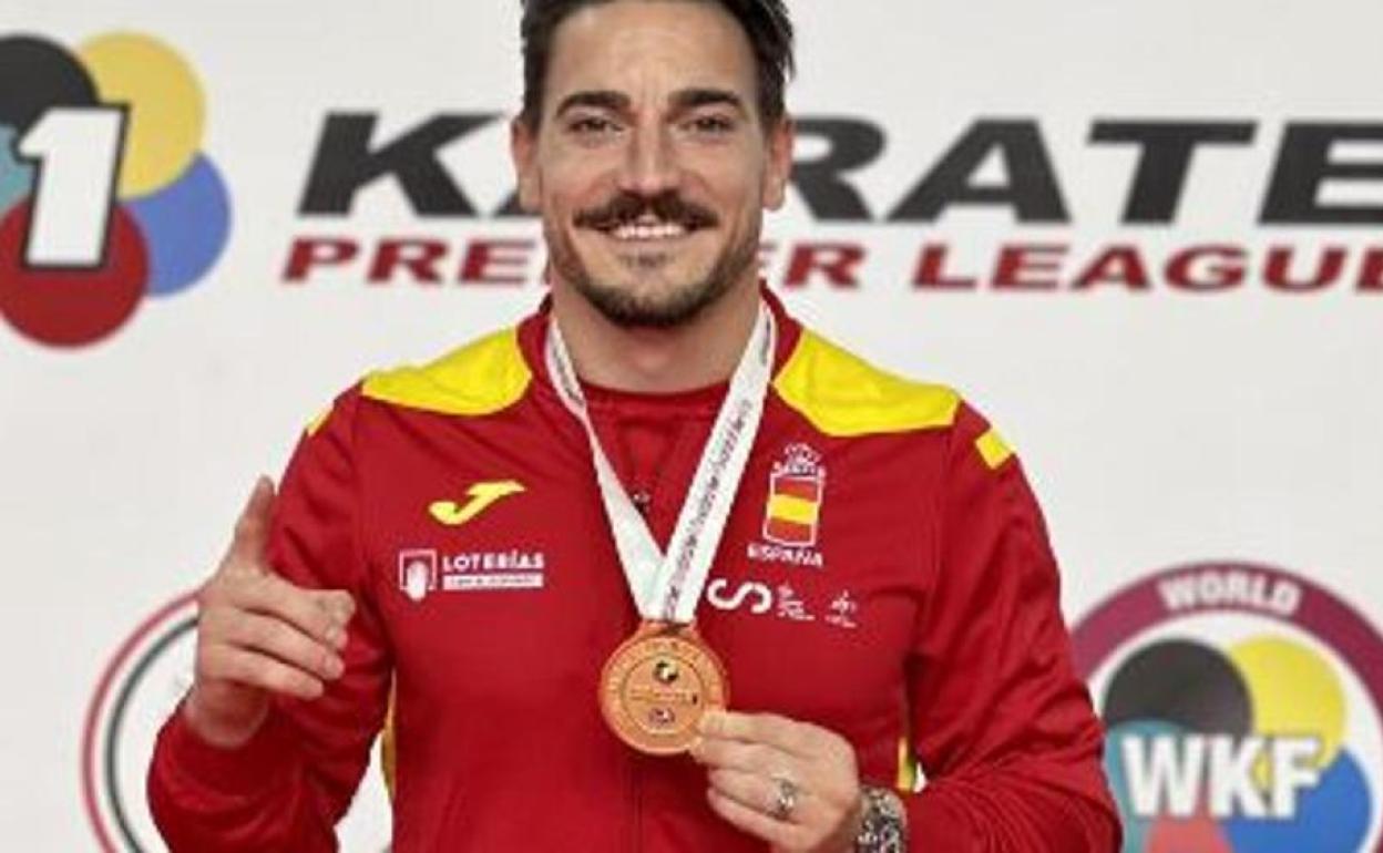 Damián Quintero, con el oro ganado en la Premier League de El Cairo. 
