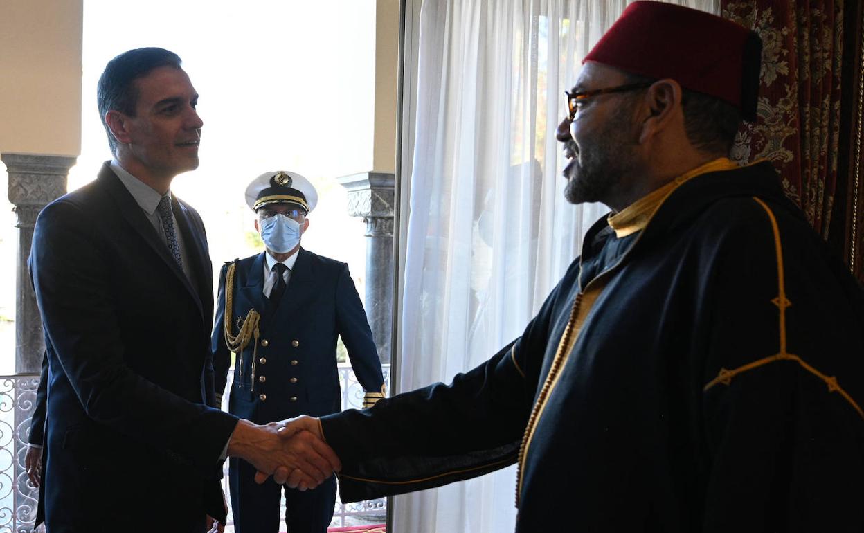 El presidente del Gobierno español, Pedro Sánchez, saluda al rey Mohamed VI de Marruecos, antes de la reunión que mantuvieron en abril del año pasado en Rabat.