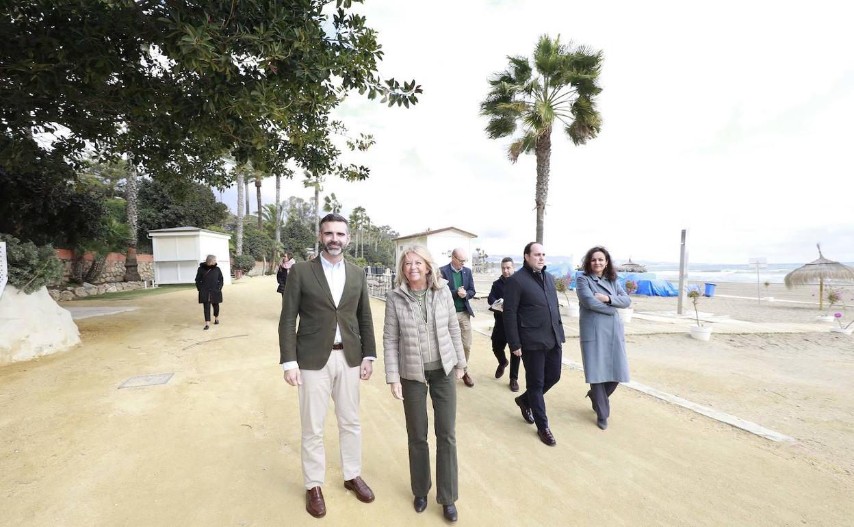 El consejero de Sostenibilidad, Ramón Fernández-Pacheco, y la alcaldesa de Marbella, Ángeles Muñoz, en la visita al paseo marítimo. 