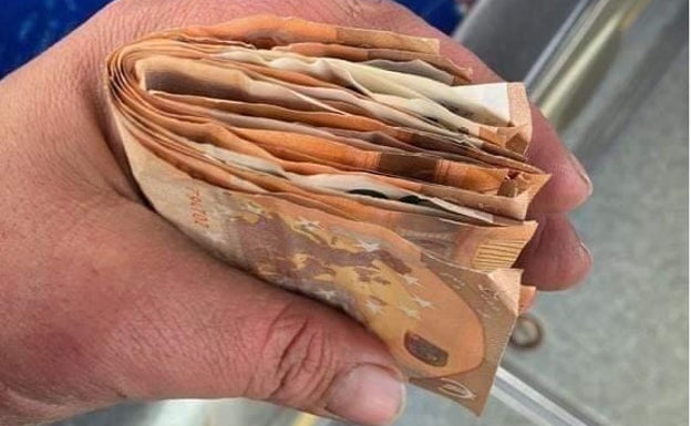 Los billetes que volaron en la autovía de Marbella eran de unos jóvenes que iban a comprar un coche