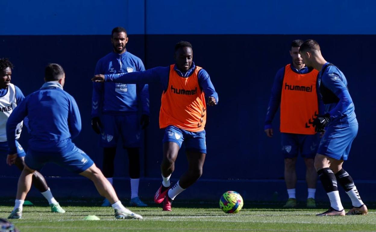 Appiah (centro), durante el entrenamiento de ayer. 