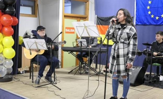 Bienvenida musical a los estudiantes germanos. 