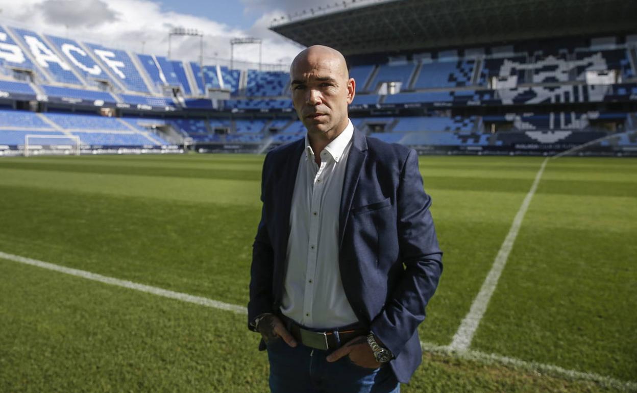 Manolo Gaspar posa en el campo de La Rosaleda. 