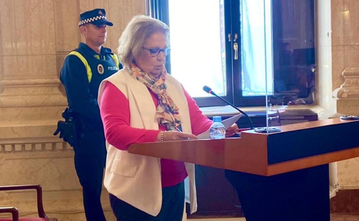 Paqui Cruzado, presidenta de ACREM, interviene en el pleno de la ciudad el lunes. 