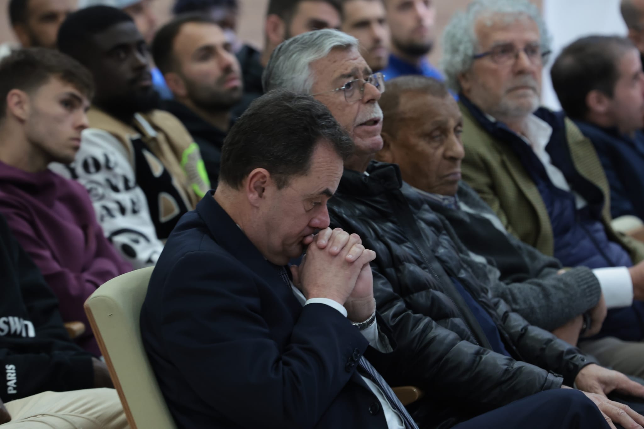 Manolo Gaspar dimitió como director deportivo del Málaga en una intensa comparecencia en la sala de prensa de La Rosaleda donde estuvo acompañado por la plantila al completo y empleados del club.