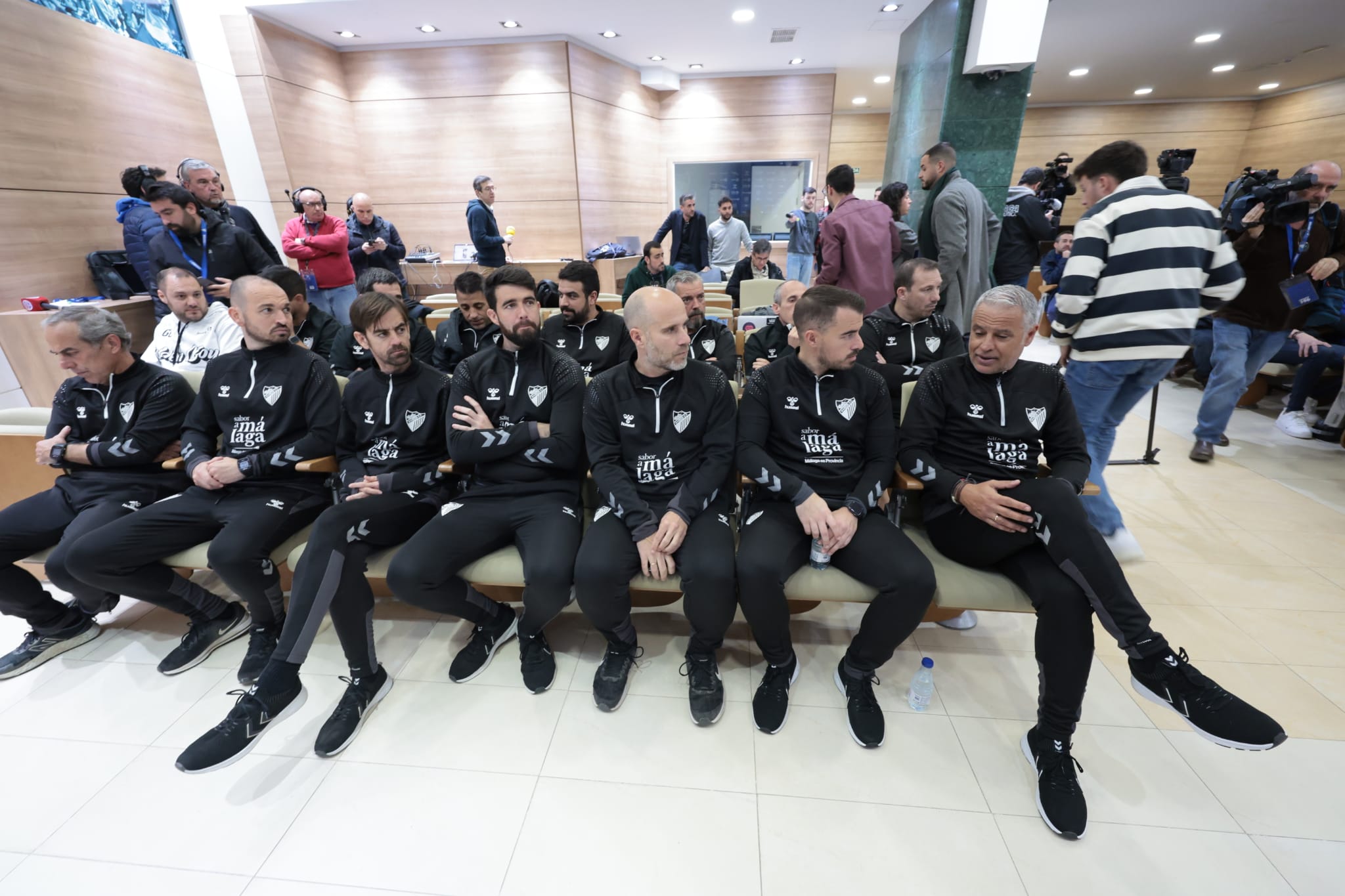 Manolo Gaspar dimitió como director deportivo del Málaga en una intensa comparecencia en la sala de prensa de La Rosaleda donde estuvo acompañado por la plantila al completo y empleados del club.