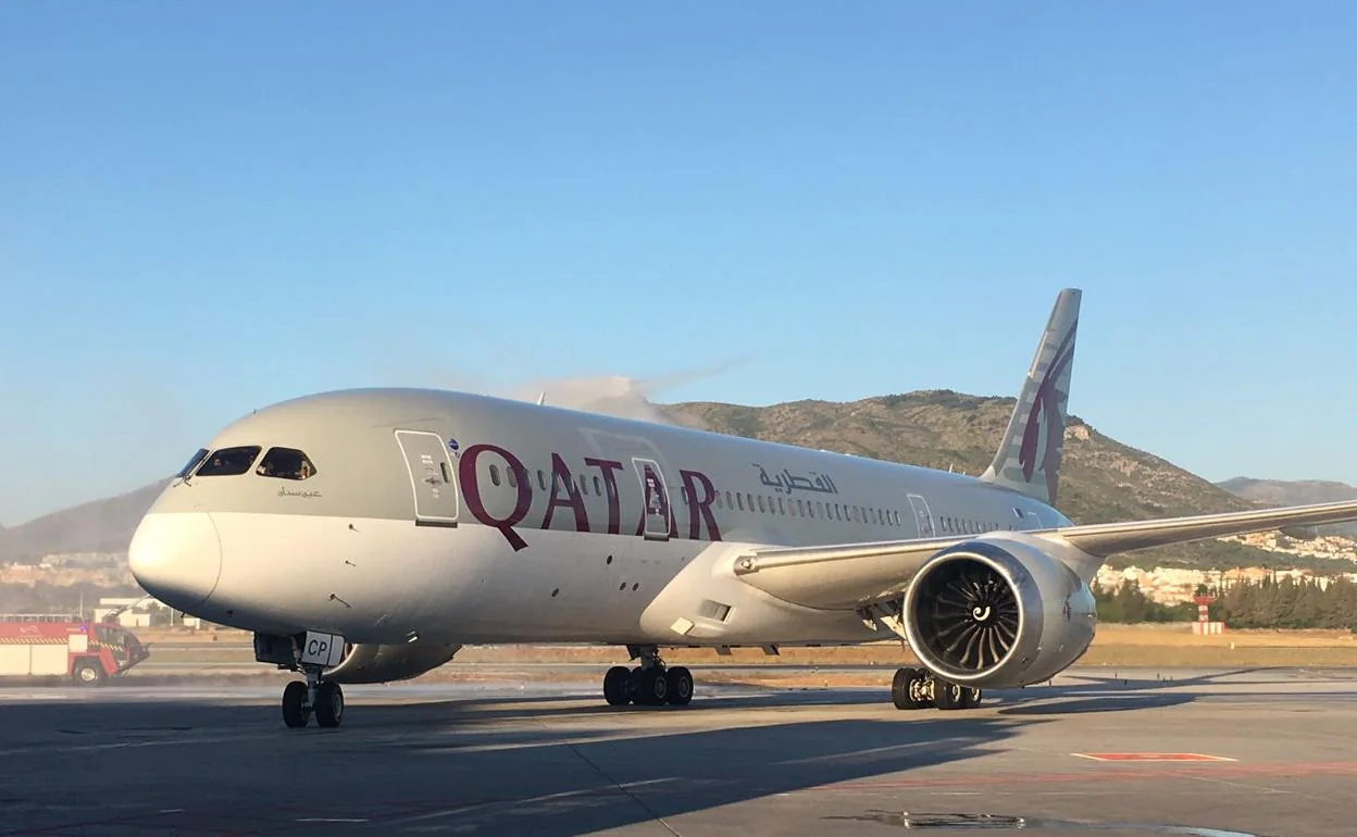 Avión de Qatar Airways en las pistas del aeropuerto de Málaga. 