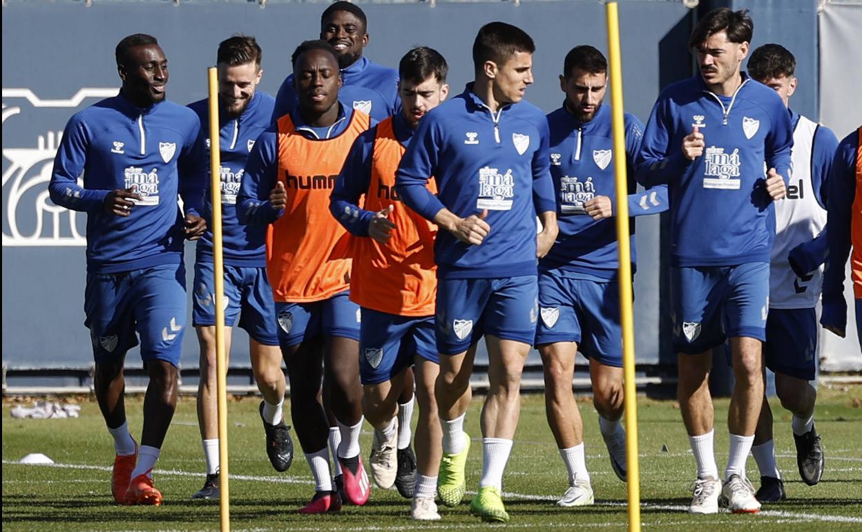 Jugadores del Málaga, con los fichajes Lago Junior y Appiah en el grupo, en el entrenamiento de ayer. 