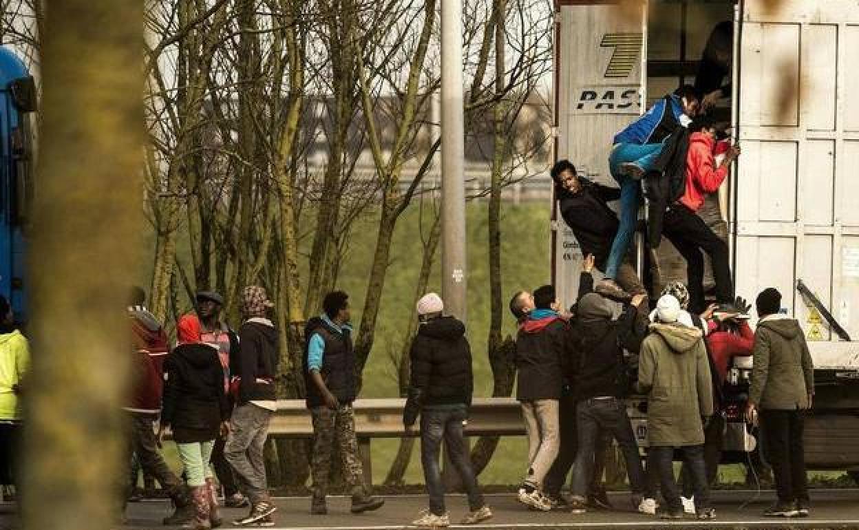 Inmigrantes ilegales suben a un camión en la comuna francesa de Calais