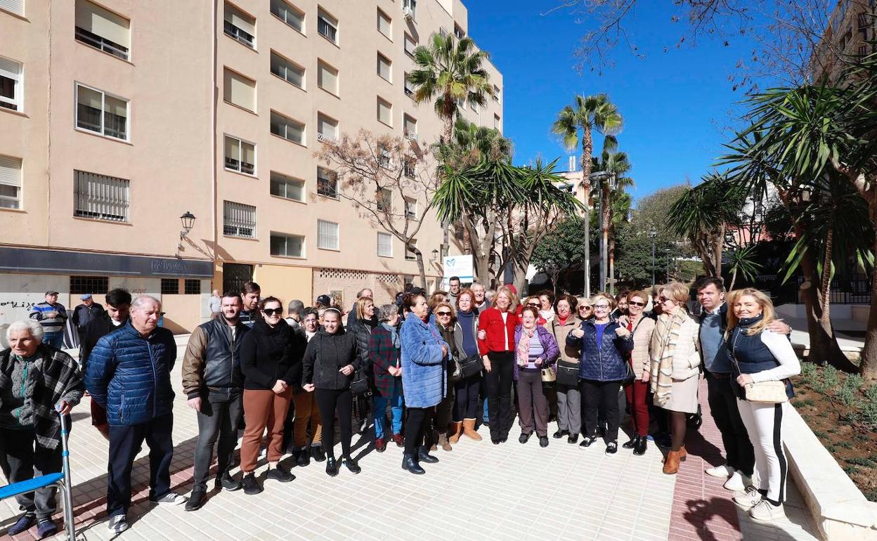 Ángeles Muñoz y Diego López junto a los vecinos del complejo residencial Huerto del Cura. 