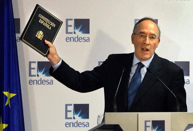 Manuel Pizarro sosteniendo la Constitución en una imagen de septiembre de 2005. 