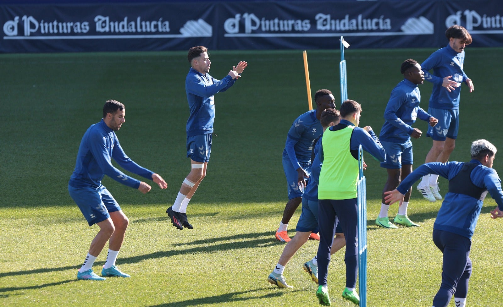 El equipo blanquiazul se ejercitó este jueves en el campo principal de La Rosaleda para afinar su preparación de cara al enfrentamiento en casa con el Oviedo de este viernes 3 de febrero a partir de las 21.00 horas. La principal novedad ha sido el regreso de Delmás. 