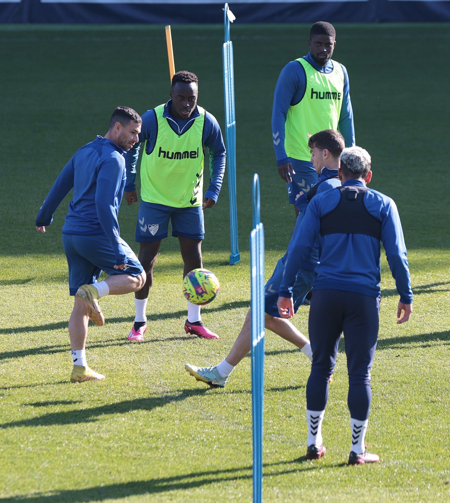 El equipo blanquiazul se ejercitó este jueves en el campo principal de La Rosaleda para afinar su preparación de cara al enfrentamiento en casa con el Oviedo de este viernes 3 de febrero a partir de las 21.00 horas. La principal novedad ha sido el regreso de Delmás. 