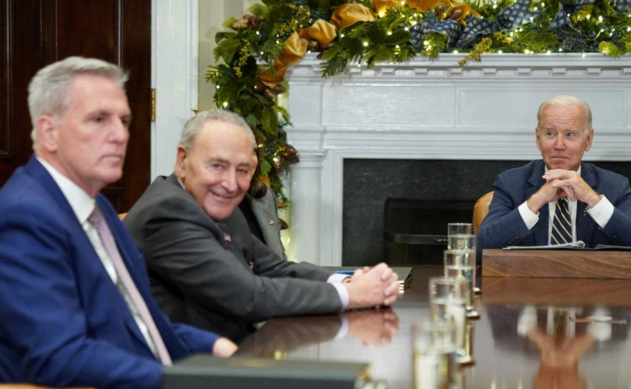 Joe Biden, Kevin McCarthy y Chuck Schumer durante una reunión con los líderes del Congreso en la Casa Blanca