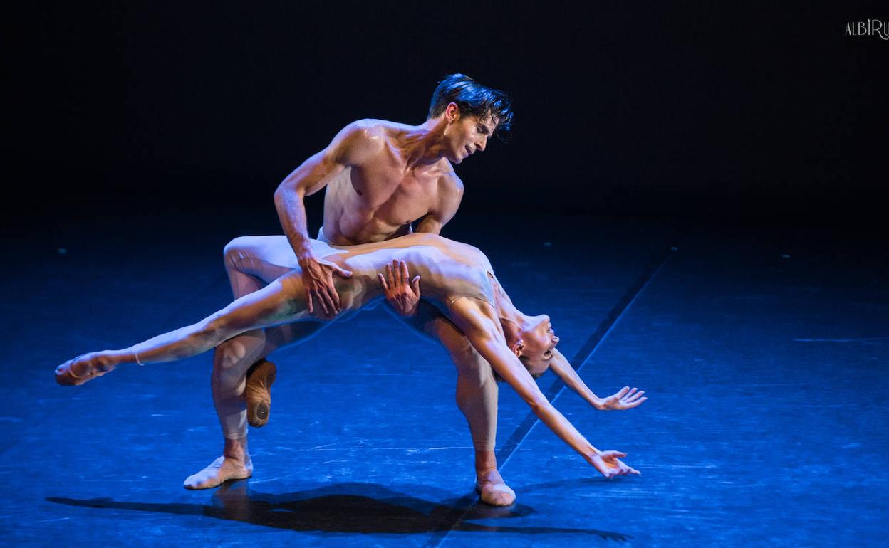 El bailarín Sergio Bernal junto a Ana Sophia Scheller, en uno de los momentos del espectáculo. 