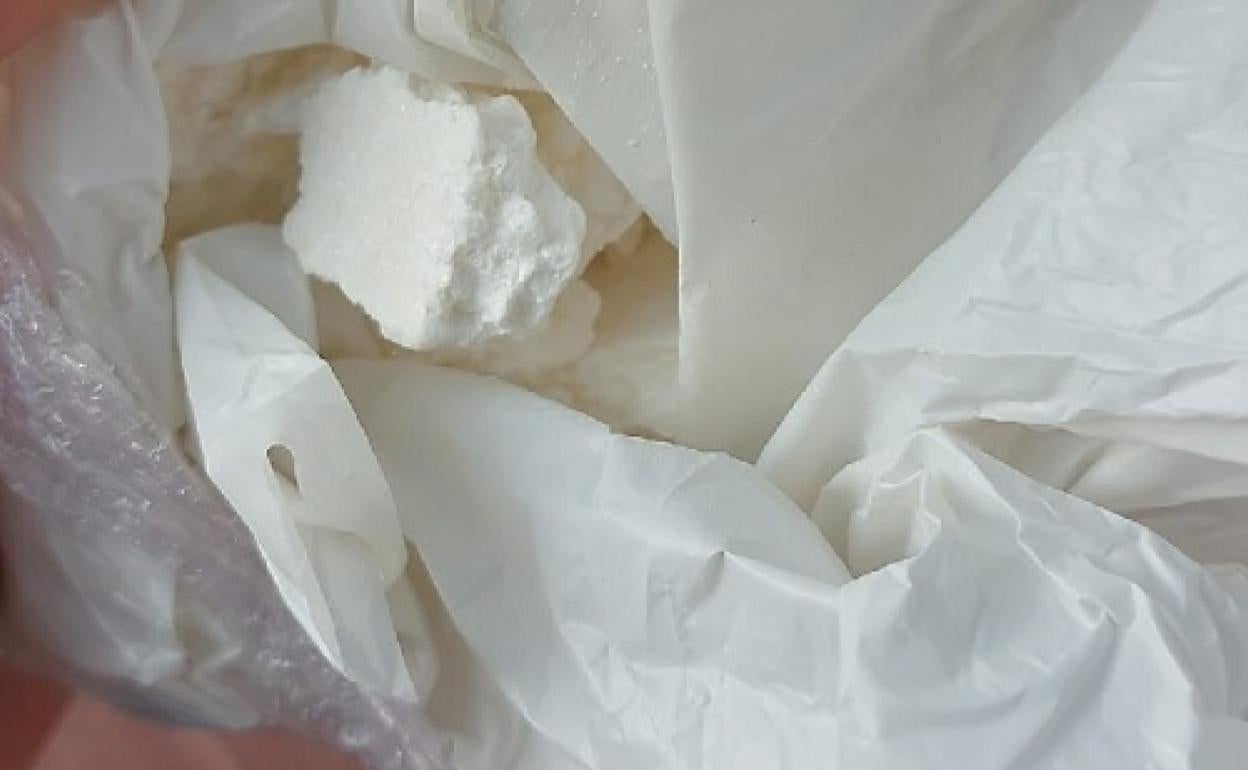 A prisión una pareja de traficantes a la que pillaron tirando cocaína por la ventana en Málaga