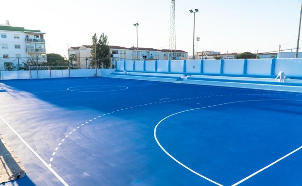 Imagen del estado en el que ha quedado la pista de fútbol sala del polideportivo municipal. 