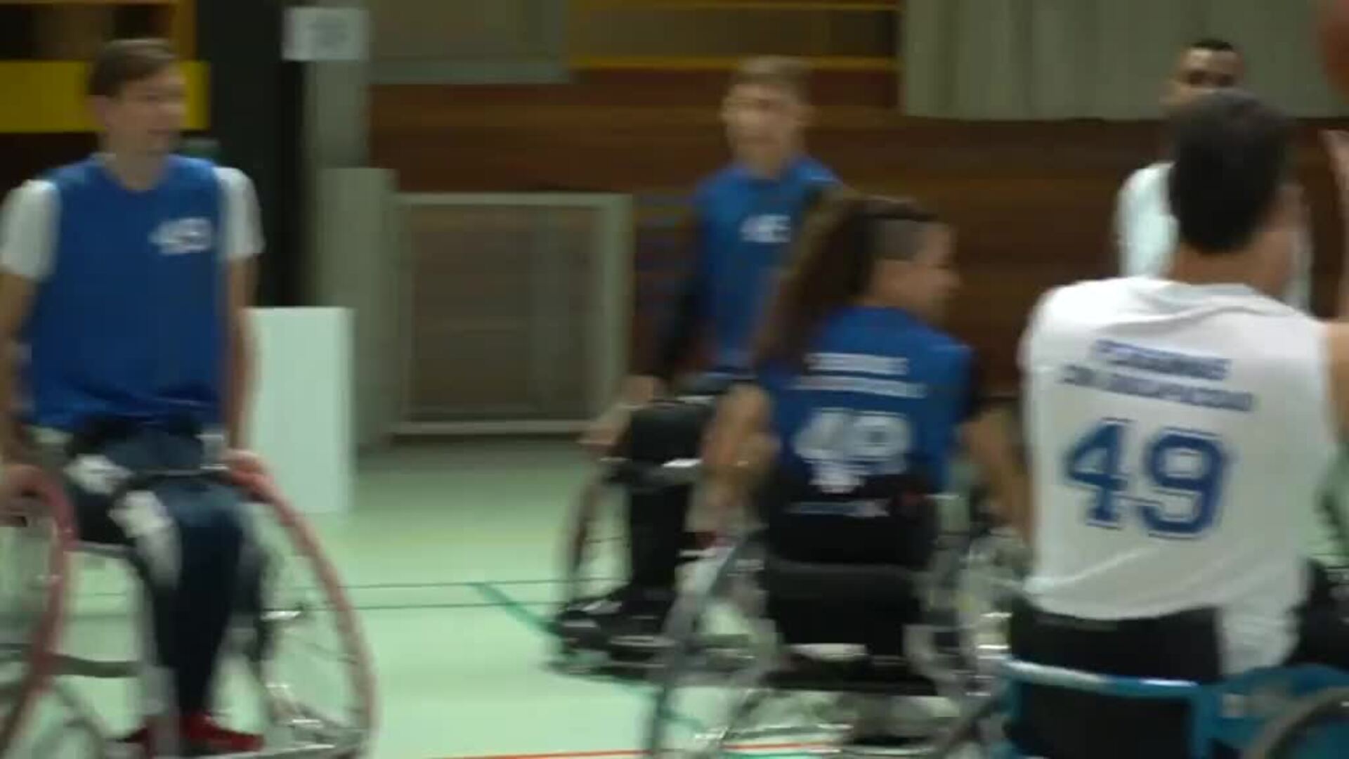 Sánchez juega un partido de baloncesto en silla de ruedas