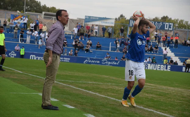 En el campo: Alberto González sigue desde la zona técnica un partido en Linarejos. 