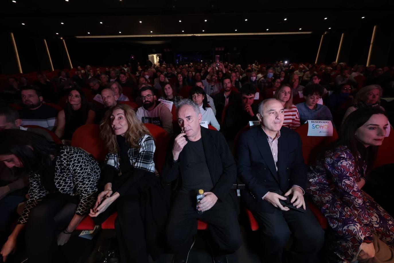 Adriá estableció un curioso diálogo con el público asistente al Teatro del Soho CaixaBank 