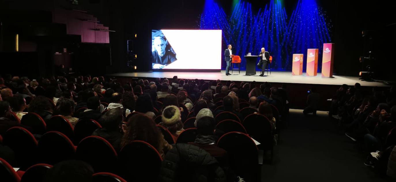 Adriá estableció un curioso diálogo con el público asistente al Teatro del Soho CaixaBank 