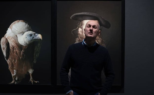 El autor de 'Cuentos' posa junto a una de sus fotografías. 