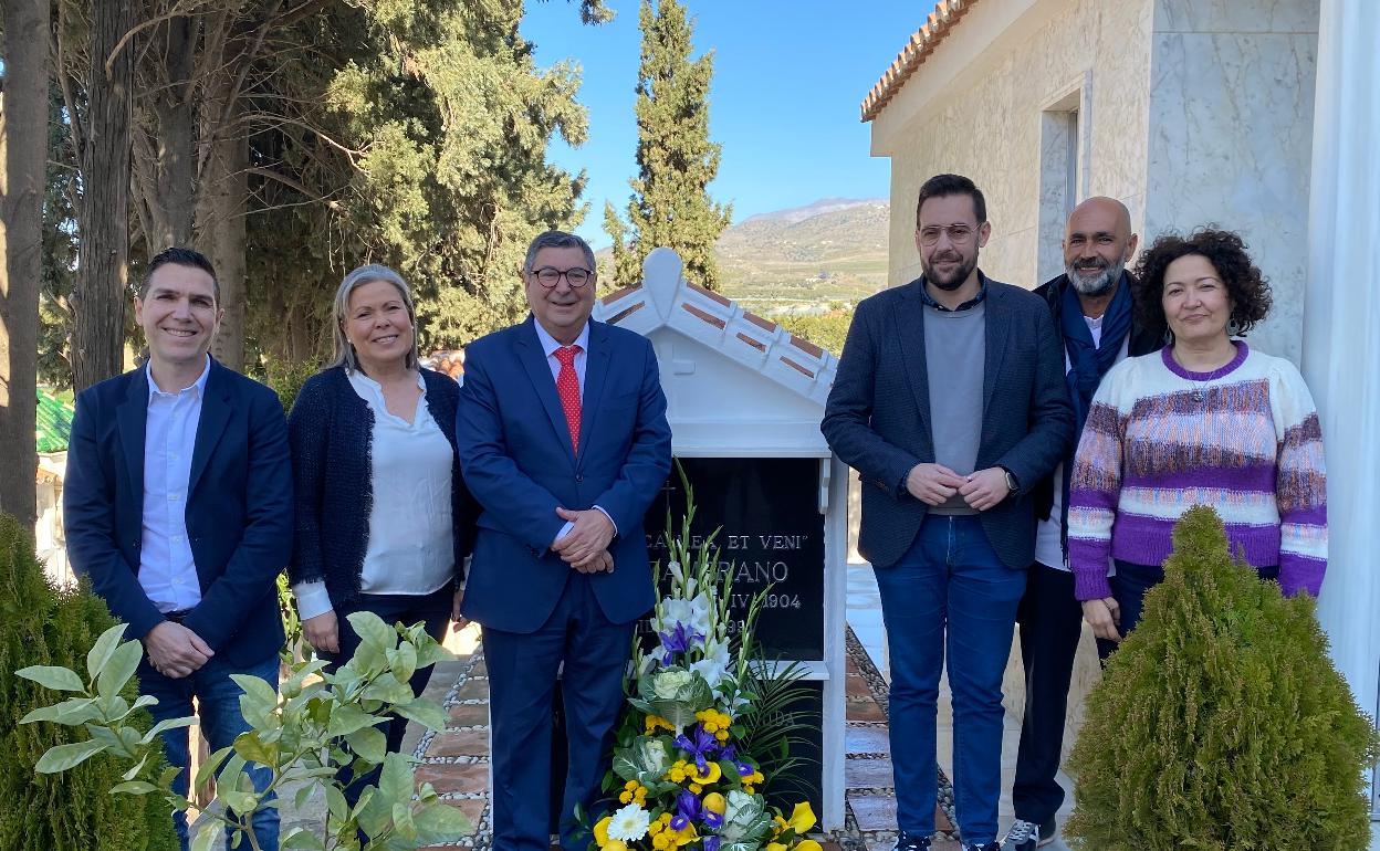 Autoridades, este lunes junto a la tumba de la pensadora veleña en el cementerio de la capital de la Axarquía. 