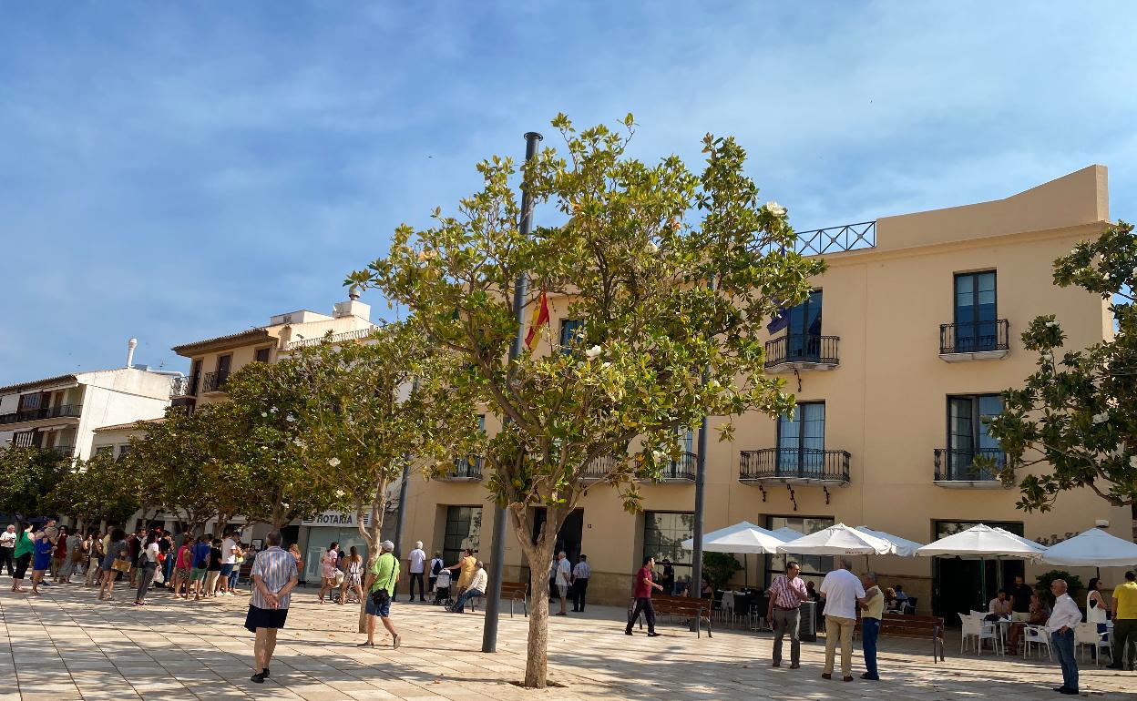 Fachada principal del Ayuntamiento veleño en la plaza de Las Carmelitas. 