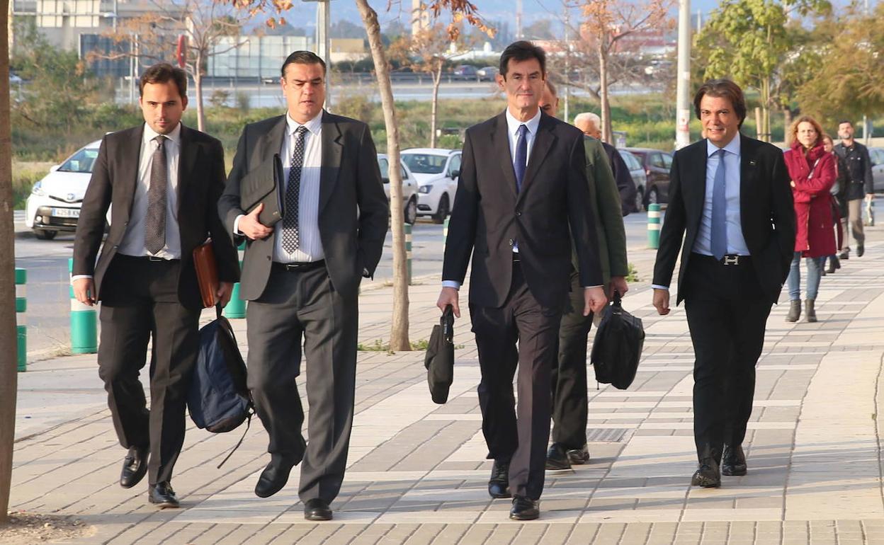 Gonzalo Hervás y Jamal Satli, a la derecha de la imagen al acceder a la Ciudad de la Justicia. 