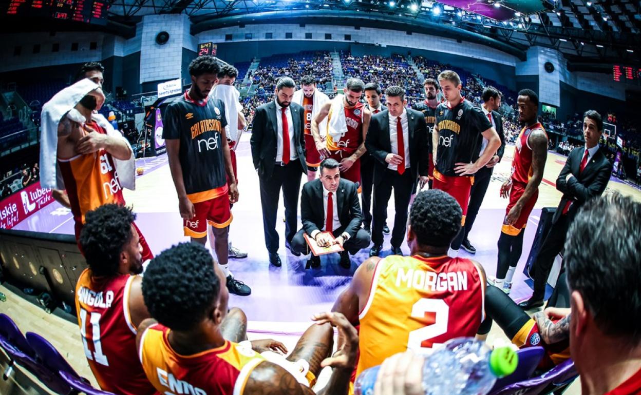 Los jugadores del galatasaray, durante un tiempo muerto. 