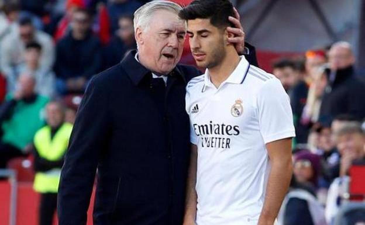 Carlo Ancelotti consuela a Asensio después de que el balear fallase un penalti en Mallorca