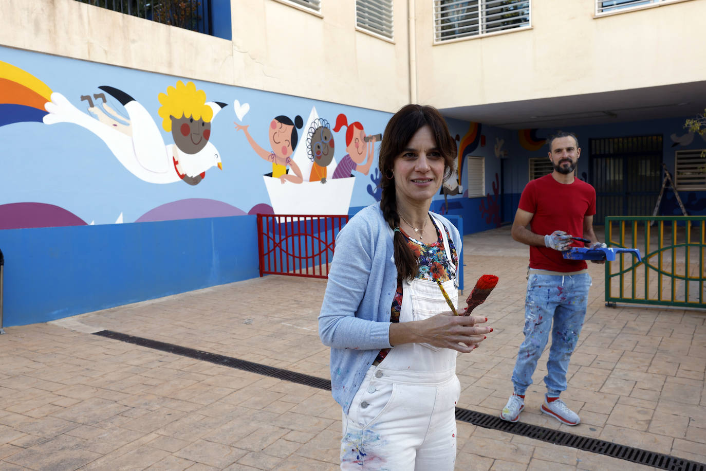 Una decena de centros educativos de la provincia han confiado en los pinceles de Izas, una ilustradora que diseña dibujos divertidos y expresivos que reflejan principios como la «igualdad, diversidad, tolerancia, amistad o amor». En la imagen, el mural diseñado para el CEIP Carmen Martín Gaite de Rincón de la Victoria