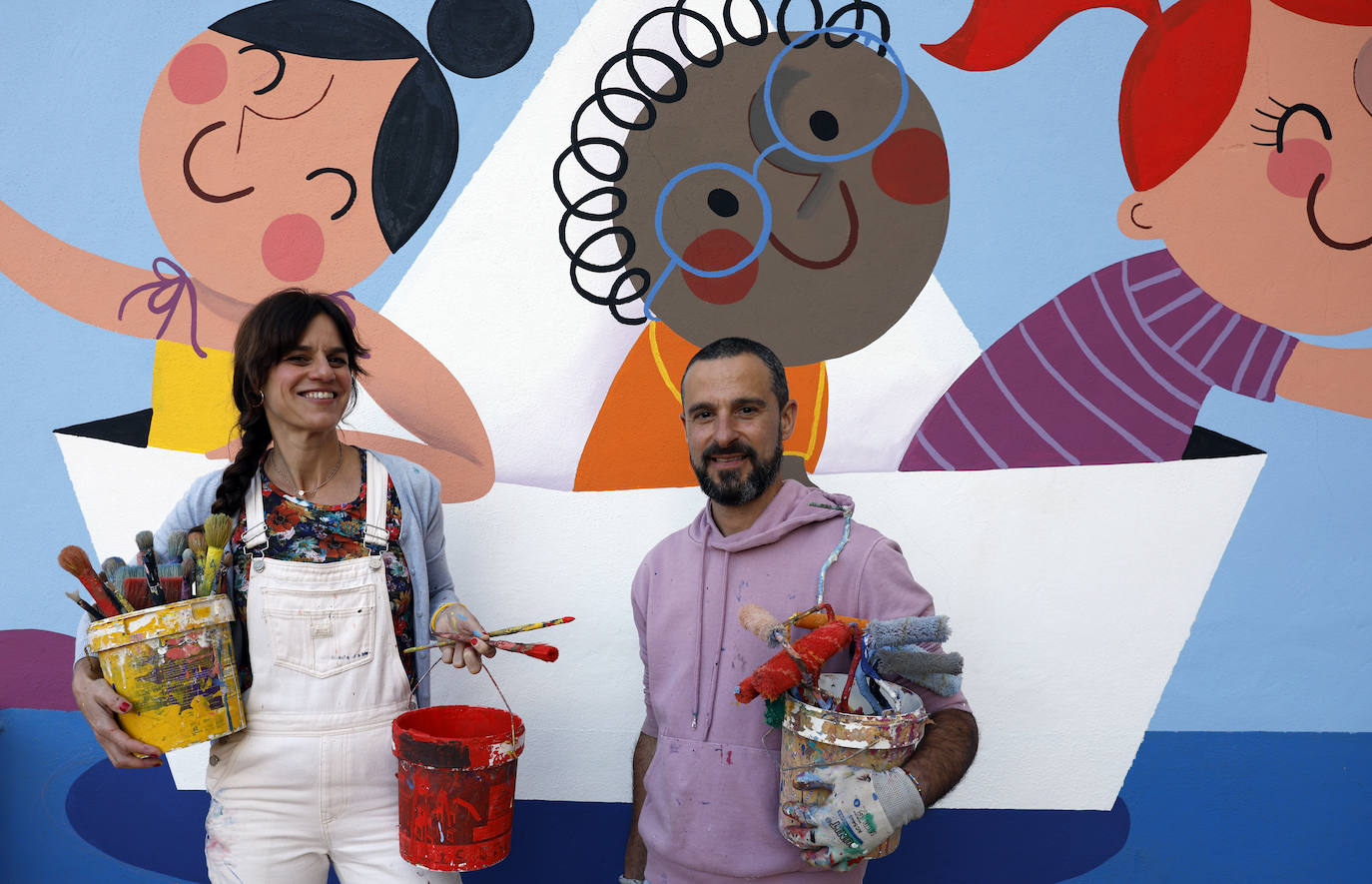 Una decena de centros educativos de la provincia han confiado en los pinceles de Izas, una ilustradora que diseña dibujos divertidos y expresivos que reflejan principios como la «igualdad, diversidad, tolerancia, amistad o amor». En la imagen, el mural diseñado para el CEIP Carmen Martín Gaite de Rincón de la Victoria