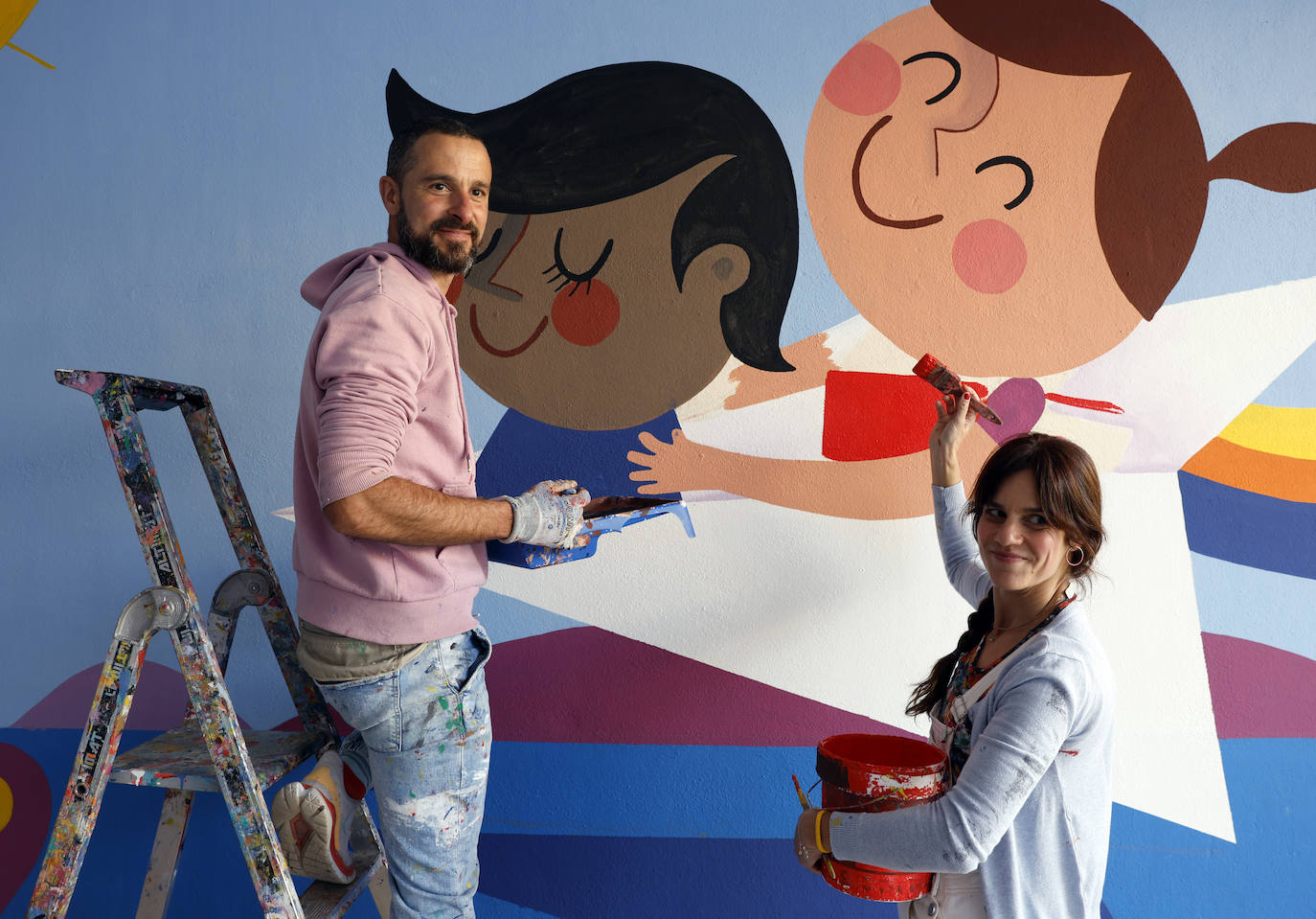 Una decena de centros educativos de la provincia han confiado en los pinceles de Izas, una ilustradora que diseña dibujos divertidos y expresivos que reflejan principios como la «igualdad, diversidad, tolerancia, amistad o amor». En la imagen, el mural diseñado para el CEIP Carmen Martín Gaite de Rincón de la Victoria