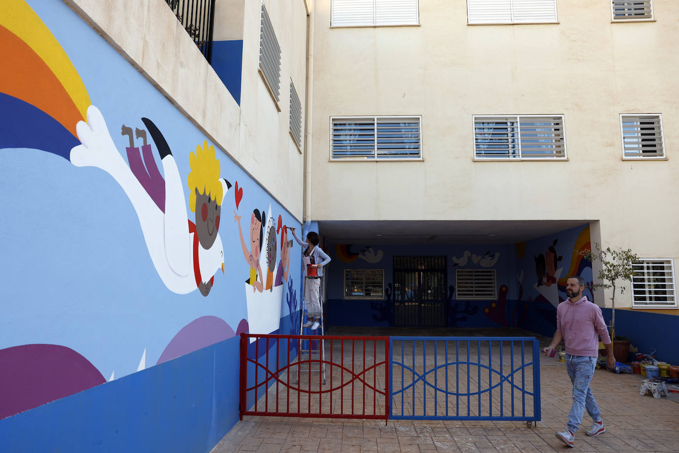 Una decena de centros educativos de la provincia han confiado en los pinceles de Izas, una ilustradora que diseña dibujos divertidos y expresivos que reflejan principios como la «igualdad, diversidad, tolerancia, amistad o amor». En la imagen, el mural diseñado para el CEIP Carmen Martín Gaite de Rincón de la Victoria