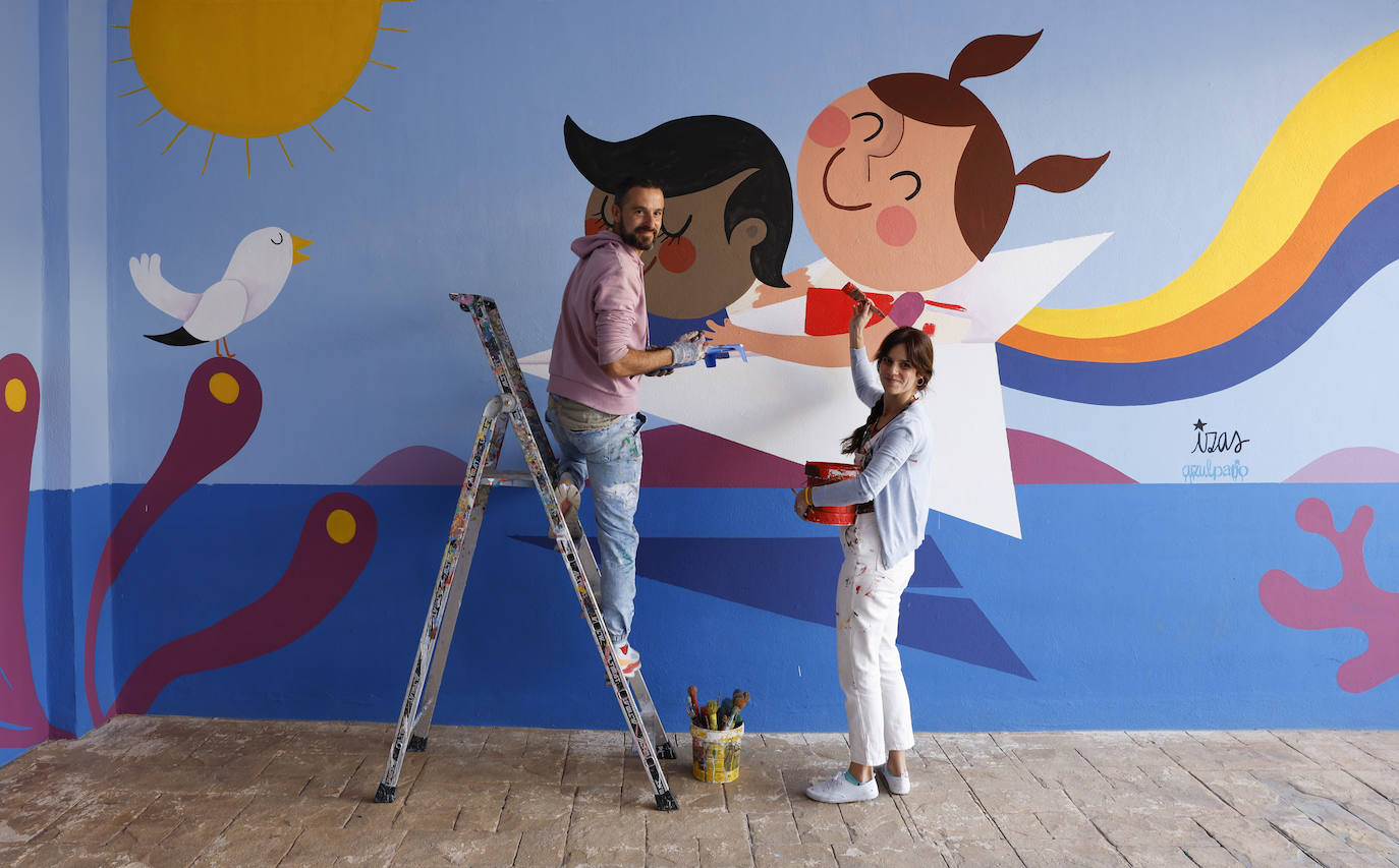 Una decena de centros educativos de la provincia han confiado en los pinceles de Izas, una ilustradora que diseña dibujos divertidos y expresivos que reflejan principios como la «igualdad, diversidad, tolerancia, amistad o amor». En la imagen, el mural diseñado para el CEIP Carmen Martín Gaite de Rincón de la Victoria