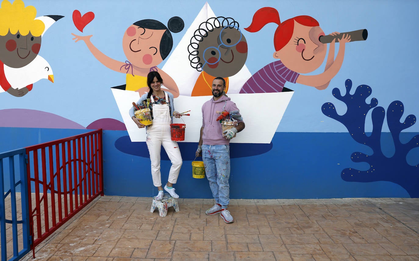 Una decena de centros educativos de la provincia han confiado en los pinceles de Izas, una ilustradora que diseña dibujos divertidos y expresivos que reflejan principios como la «igualdad, diversidad, tolerancia, amistad o amor». En la imagen, el mural diseñado para el CEIP Carmen Martín Gaite de Rincón de la Victoria