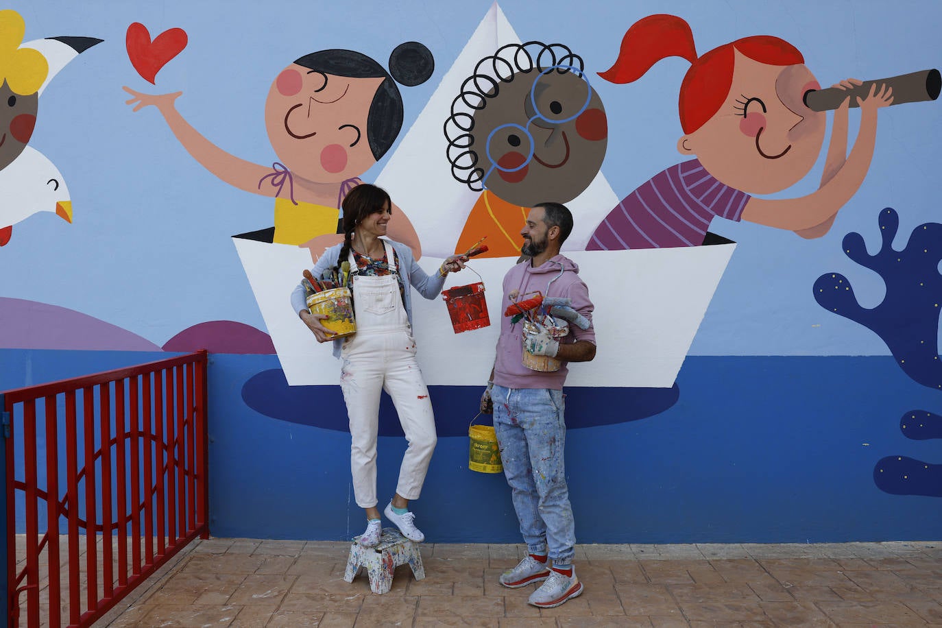 Una decena de centros educativos de la provincia han confiado en los pinceles de Izas, una ilustradora que diseña dibujos divertidos y expresivos que reflejan principios como la «igualdad, diversidad, tolerancia, amistad o amor». En la imagen, el mural diseñado para el CEIP Carmen Martín Gaite de Rincón de la Victoria