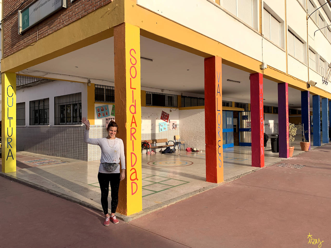Una decena de centros educativos de la provincia han confiado en los pinceles de Izas, una ilustradora que diseña dibujos divertidos y expresivos que reflejan principios como la «igualdad, diversidad, tolerancia, amistad o amor». En la imagen, el mural diseñado para el CEIP Luis Braille. 