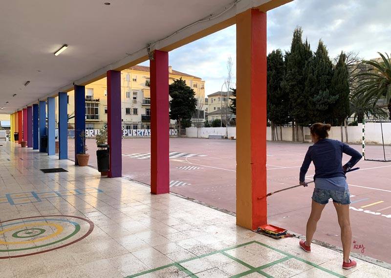 Una decena de centros educativos de la provincia han confiado en los pinceles de Izas, una ilustradora que diseña dibujos divertidos y expresivos que reflejan principios como la «igualdad, diversidad, tolerancia, amistad o amor». En la imagen, el mural diseñado para el CEIP Luis Braille. 
