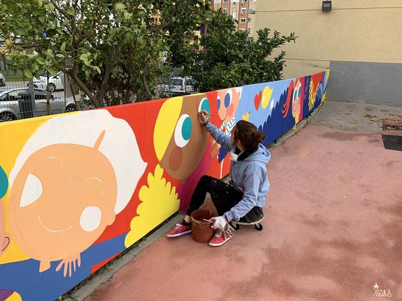 Una decena de centros educativos de la provincia han confiado en los pinceles de Izas, una ilustradora que diseña dibujos divertidos y expresivos que reflejan principios como la «igualdad, diversidad, tolerancia, amistad o amor». En la imagen, el mural diseñado para el CEIP Carmen de Burgos